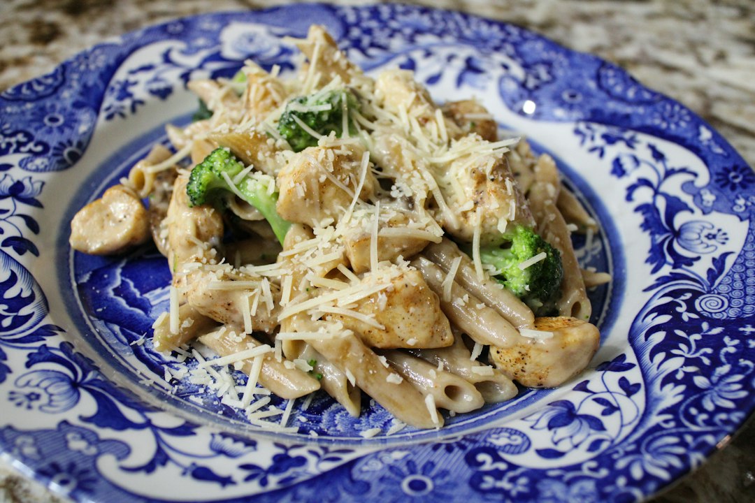 Cremige Low-Carb-Hähnchenpfanne mit Brokkoli und Parmesan