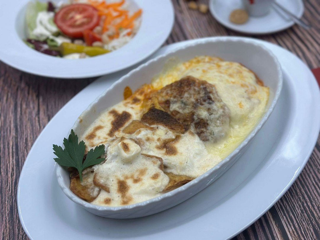 Griechische Moussaka: Auberginenauflauf mit würzigem Ragù