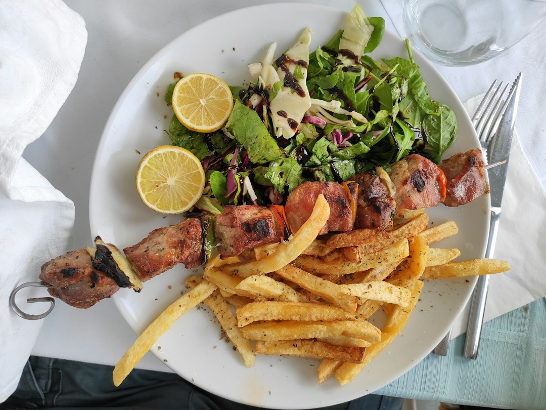 Griechisches Souvlaki: Saftige Fleischspieße mit Zitrone und Oregano