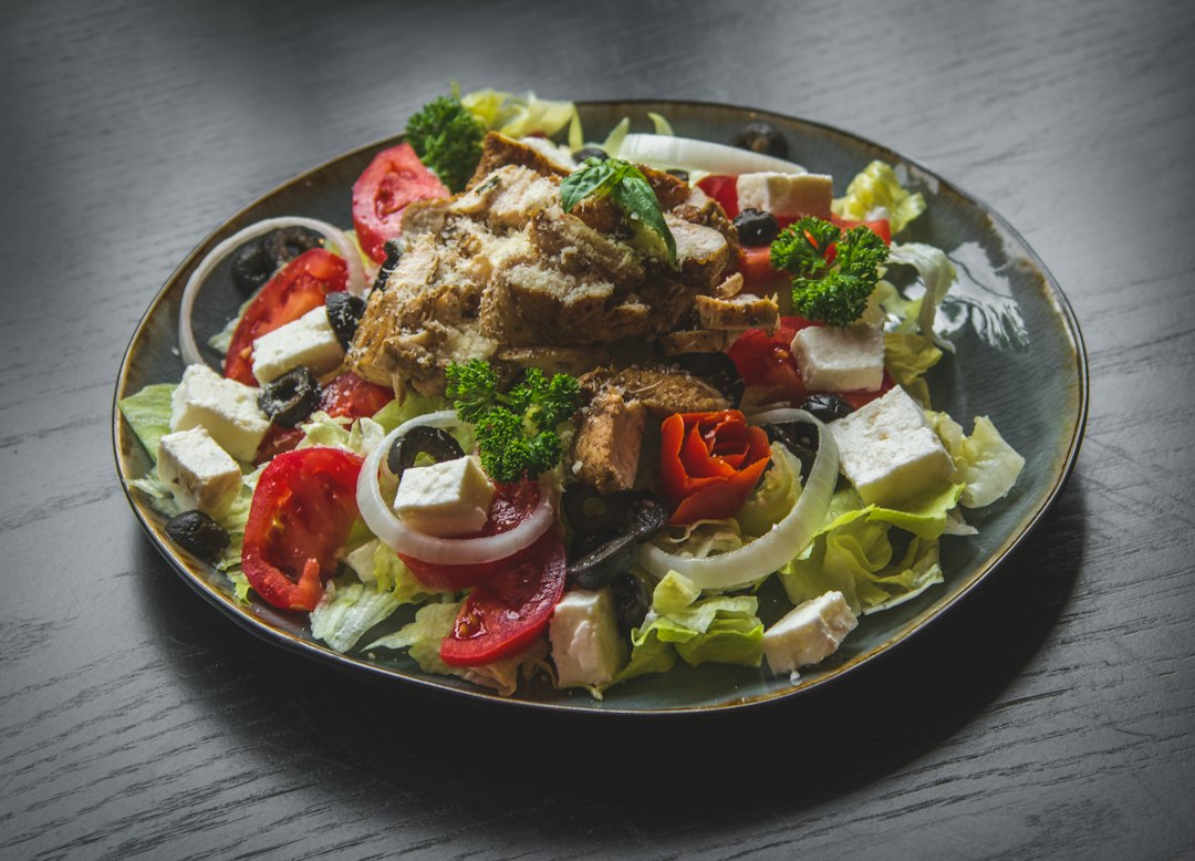 Low-Carb-griechischer Hähnchensalat mit Feta und Oliven