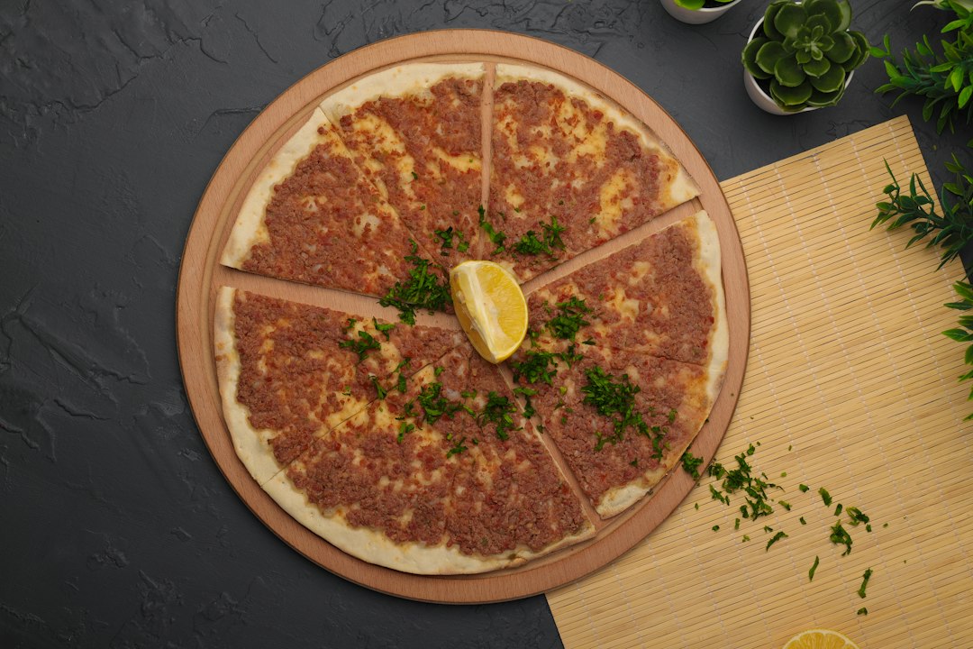 Türkisches Lahmacun: Knuspriger Fladen mit würzigem Belag
